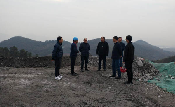 集團(tuán)公司黨委副書記、總經(jīng)理龔華東到矸石項(xiàng)目部視察 